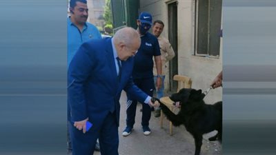 بالصور.. رئيس جامعة القاهرة يصافح كلب الحراسة