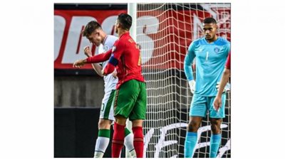 شاهد.. كريستيانو رونالدو يعتدى علي لاعب أيرلندا بتصفيات المونديال