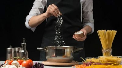 حيلة سحرية تُمكن مرضى الضغط والجلطات الدماغية من تناول ملح الطعام