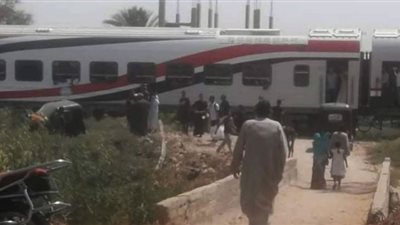 علق لحظة عبوره مزلقان غير شرعى... قطار روسي يصطدم بتوكتوك بمركز دشنا بقنا