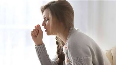 طبيبة توضح سبب السعال بعد تناول الطعام