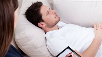 لايف كوتش: الطبيب النفسي مسموح له بكتابة الأدوية