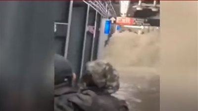 (فيديو) إعصار أيدا يغرق مترو نيويورك.. ومقتل 25 أمريكيًا
