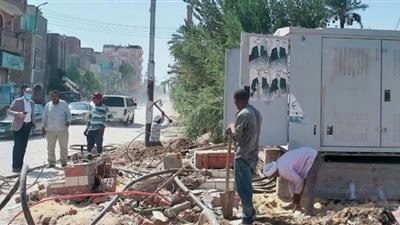 رئيس مدينة أبشواي بالفيوم يتابع تركيب وتوصيل خط مياه
