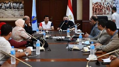 وزير الرياضة ومحافظ البحر الأحمر يناقشان إنشاء ستاد للغردقة