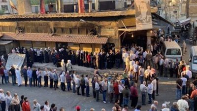 من دمشق إلى بيروت.. طوابير خبز ووقود وعجز