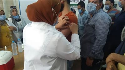 استمرار توافد المواطنين على حزب الوفد بالدقهلية لتلقى لقاح فيروس كورونا