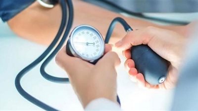 منها طنين الأذن.. أعراض ارتفاع ضغط الدم (إنفوجراف)