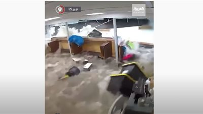 (فيديو) انهيار منزل في أمريكا ونجاة شاب من الموت بسبب إعصار إيدا