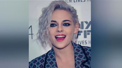 كريستين ستيوارت بإطلالة صادمة في مهرجان فينيسيا وشرطة الموضة تعلق (تفاصيل)