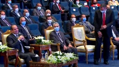 فيديو.. السيسي يمازح أمين صندوق تحيا مصر: مش معاكم فلوس؟