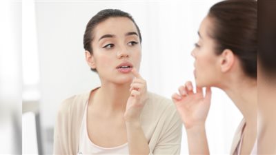 احذر| علامة في الفم تنذر باقتراب إصابتك بـ الخرف