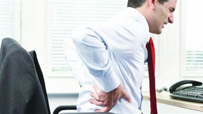 الجلوس لفترات طويلة يسبب آلام الظهر