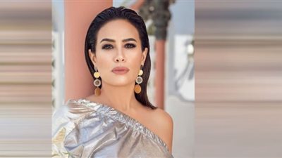 بالأزرق.. هند صبري تستعرض أناقتها على البحر ( صور )