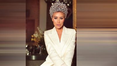 بالدانتيل الأسود.. مايا دياب تتألق على البحر (صور)