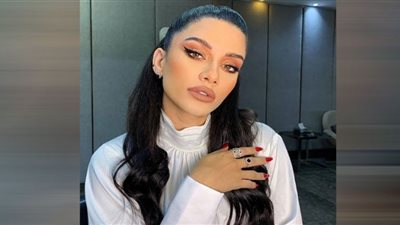 بفستان حرير.. سينتيا خليفة تخطف الأنظار عبر 