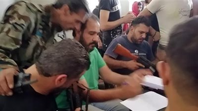 درعا البلد.. هل تسير نحو الاستقرار بعد تسليم أسلحتهم؟
