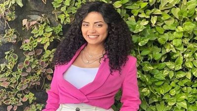 ببليزر وشراب.. سهر الصايغ تروج لمسلسلها 