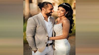 بعد خطوبتها.. أول ظهور لكارولين عزمي مع خطيبها (صور)