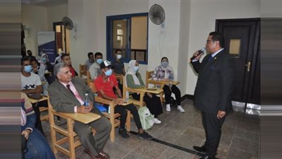 صور.. مدير معهد إعداد القادة يشارك في معسكر 