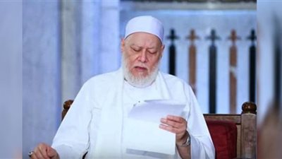 علي جمعة: تخصيص الرجل بالإمامة لا ينتقص من المرأة
