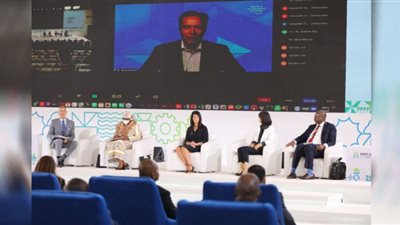 رئيس المنتدى الاقتصادي العالمي يشيد بما حققته مصر من إصلاحات اقتصادية