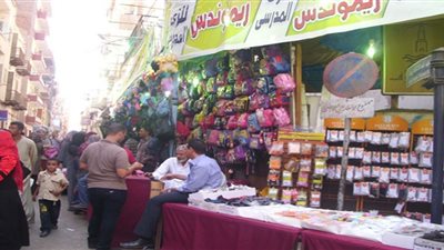 الأسايطة يشترون الزي المدرسي استعدادًا للعام الدراسي الجديد