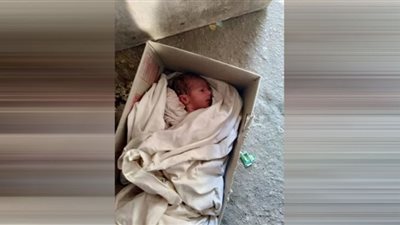 كاميرات المراقبة تفضح شخص ألقى رضيع بحديقة في مدينة نصر