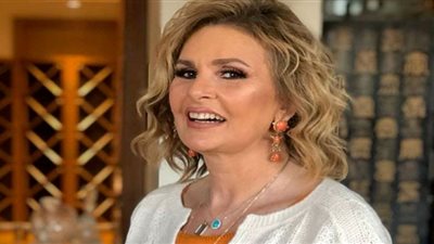 صور| بعد ظهورها الأخير.. رسالة من شرطة الموضة للفنانة يسرا