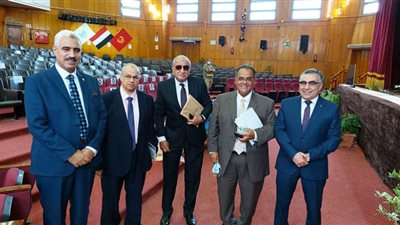 رئيس جامعة الفيوم يشارك في اجتماع 