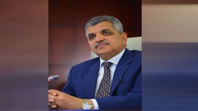 انتظام الملاحة بقناة السويس دون التأثر بجنوح سفينة صب