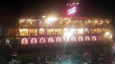 قوات الإنقاذ النهري تحاول إنقاذ مركب سياحي مائل فى نيل المنصورة