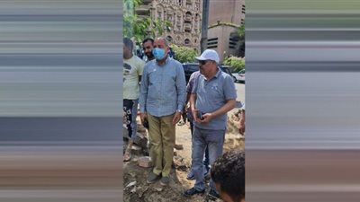 صور.. نائب محافظ القاهرة يتابع إصلاح كسر خط مياه بشارع الثورة