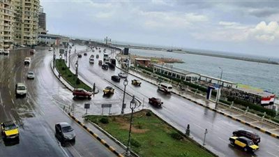آخر أيام الصيفية.. أهالى الإسكندرية يحتفلون بالأجواء الشتوية (صور)