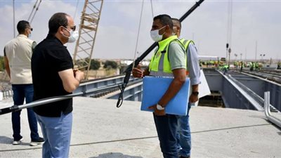 السيسي يتفقد أعمال ربط محور شينزو آبي بطريق كوبري سمير غانم.. فيديو وصور