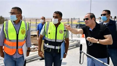 شاهد.. السيسي يستنكر سلوكا خطرا ارتكبه عاملا خلال تفقده محور شينزو آبي