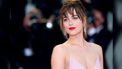 داكوتا جونسون تهوس جمهورها بإطلالتها من مهرجان فينيسيا السينمائي ( صور )