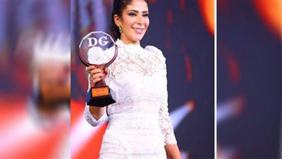 صور.. منى زكي ونسرين طافش ودرة يحصدن جوائز دير جيست