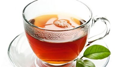 علماء يكشفون سر تشكل الطبقة البيضاء على سطح أكواب الشاي