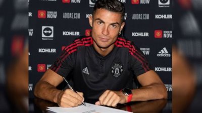 كريستيانو رونالدو يجري تدريبات الإحماء استعداداً لظهوره الأول مع مانشستر يونايتد