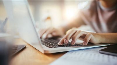 الهجرة: التجهيز لتوفير كافة الخدمات للمصريين بالخارج إلكترونيًا