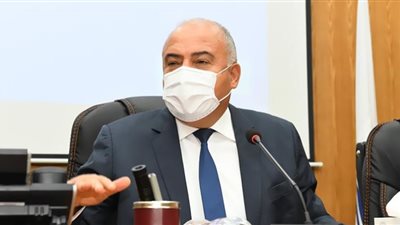 محافظ قنا يلتقى نقيب الأطباء البيطريين