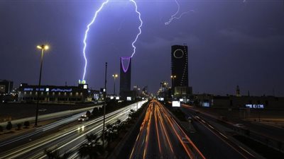 (فيديو) لحظة ضرب صاعقة رعدية قوية لبرج كهربائي في السعودية