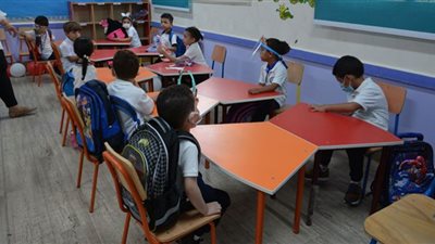 صور.. انطلاق العام الدراسى الجديد بالمدارس الرسمية الدولية