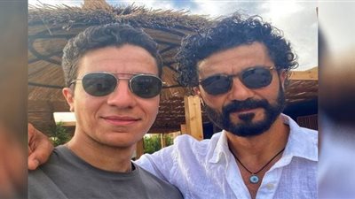 فيديو.. خالد النبوي يحتفل بعيد ميلاده مع نجله نور