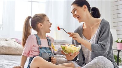 تصيبك بـ بكتيريا مميتة.. تجنب هذه العادة قبل أكل الخضروات والفواكه
