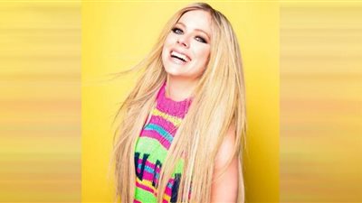 ببدلة على شكل قلب.. آفريل لافين تشعل حفل MTV (صور )