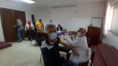 القوى العاملة بالأسكندرية تلقح العاملين للتصدي لفيروس 
