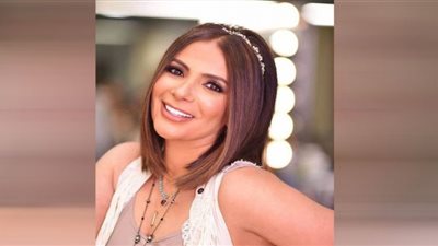 شرطة الموضة عن إطلالة منى زكي: الفستان أقل من العادي