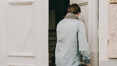 آداب الاستئذان عند دخول البيوت للزيارة